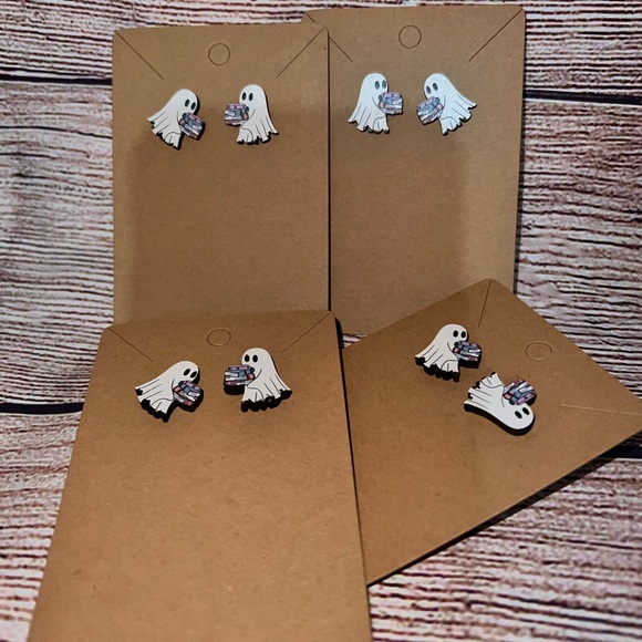 SUPER CUTE GHOST HOLDING BOOKS WOOD EARRINGS - Picture 3 of 12